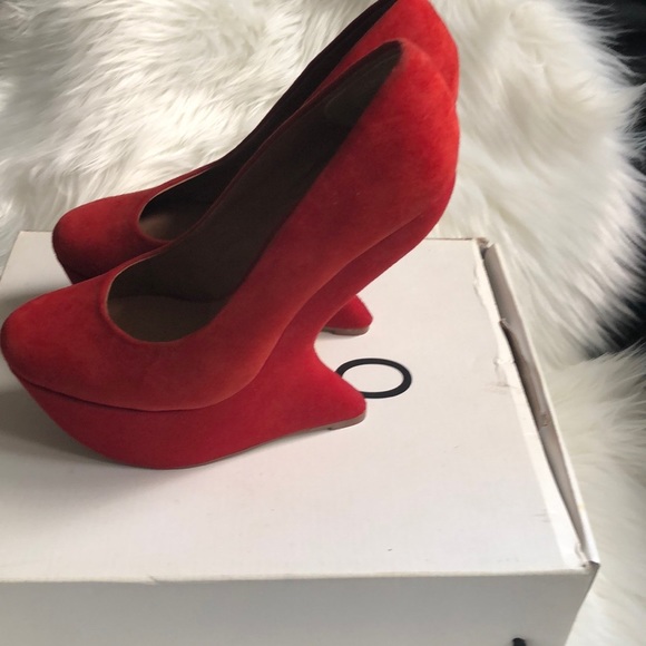 Used red Aldo gravity defying wedge - Picture 2 of 8